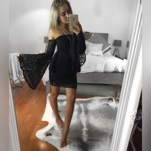 🎬 Runway the label sierra lace off the shoulder bell sleeve crop top blouse - Picture 7 of 12